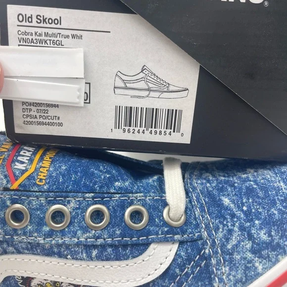 Vans Man’s Old Skool
Cobra Kai Multi/True White Sneakers
VN0A3WKT6GL - Picture 3 of 16